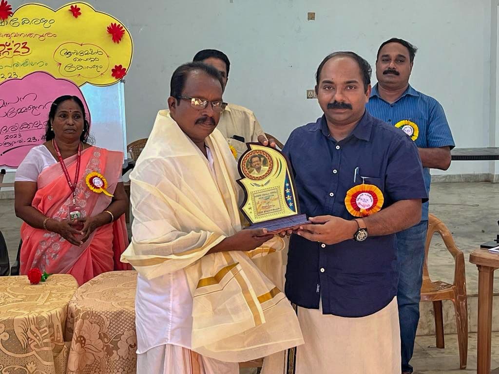 Master Artisan Shri Nagappan receiving prestigious artisan award memento and kasavu ponnada