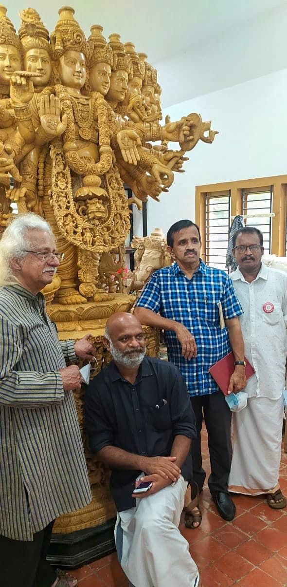 Master Artisan Shri Nagappan with renowned filmmaker Sri Adoor Gopalakrishnan admiring the Viswaroopam sculpture